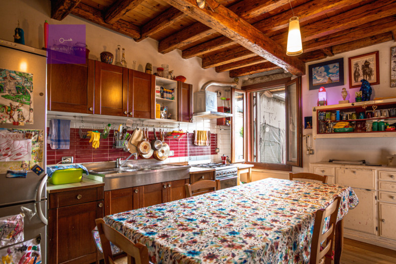 Abitazione articolata su tre livelli (150 mq) con terrazza solarium, giardino interno, negozio, c...