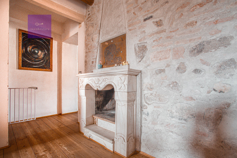 Abitazione articolata su tre livelli (150 mq) con terrazza solarium, giardino interno, negozio, c...