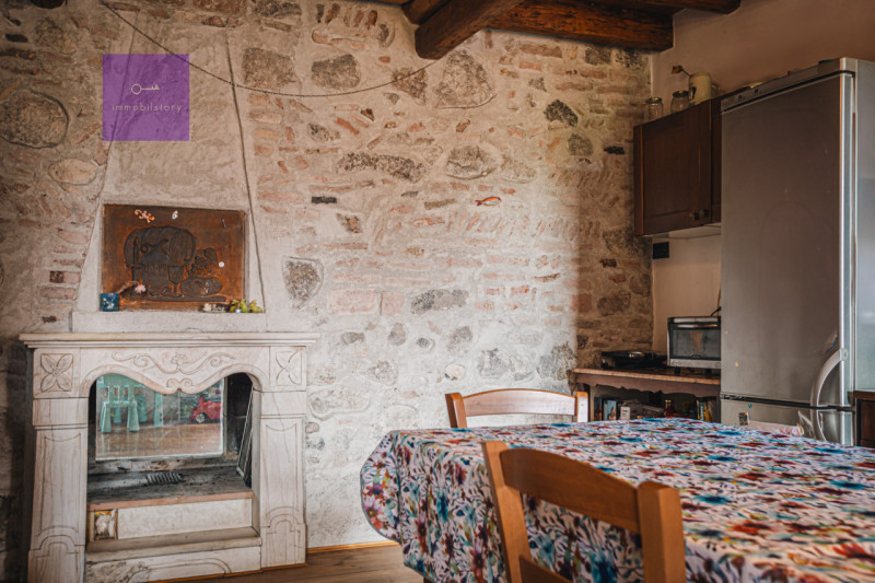 Abitazione articolata su tre livelli (150 mq) con terrazza solarium, giardino interno, negozio, c...