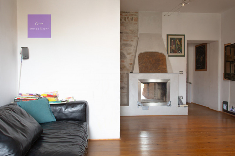 Abitazione articolata su tre livelli (150 mq) con terrazza solarium, giardino interno, negozio, c...