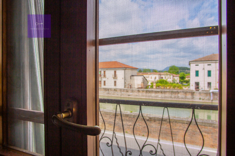 Abitazione articolata su tre livelli (150 mq) con terrazza solarium, giardino interno, negozio, c...