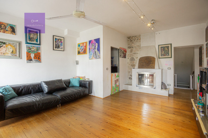 Abitazione articolata su tre livelli (150 mq) con terrazza solarium, giardino interno, negozio, c...