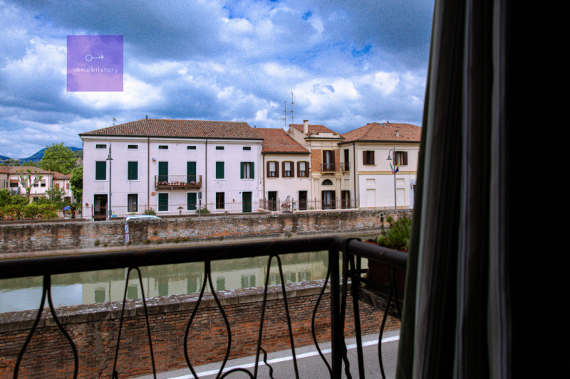 Abitazione articolata su tre livelli (150 mq) con terrazza solarium, giardino interno, negozio, c...