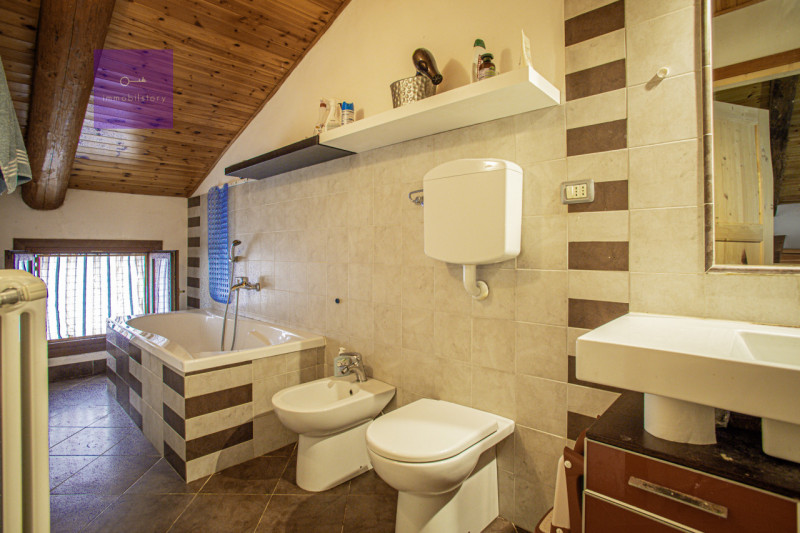 Abitazione articolata su tre livelli (150 mq) con terrazza solarium, giardino interno, negozio, c...