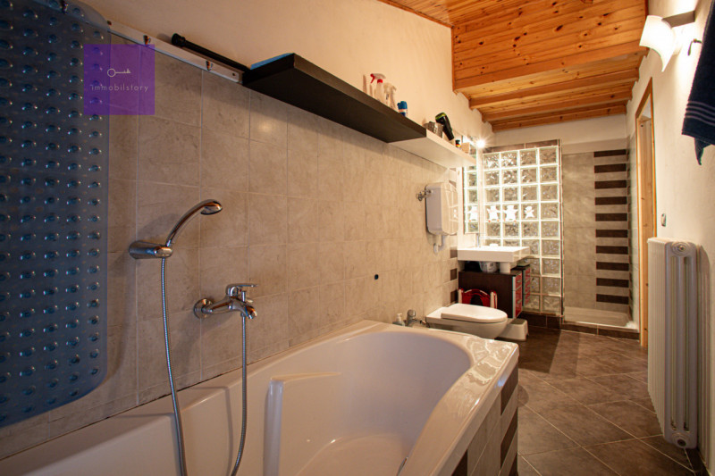 Abitazione articolata su tre livelli (150 mq) con terrazza solarium, giardino interno, negozio, c...