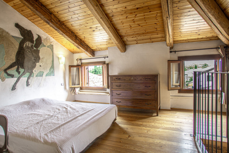 Abitazione articolata su tre livelli (150 mq) con terrazza solarium, giardino interno, negozio, c...