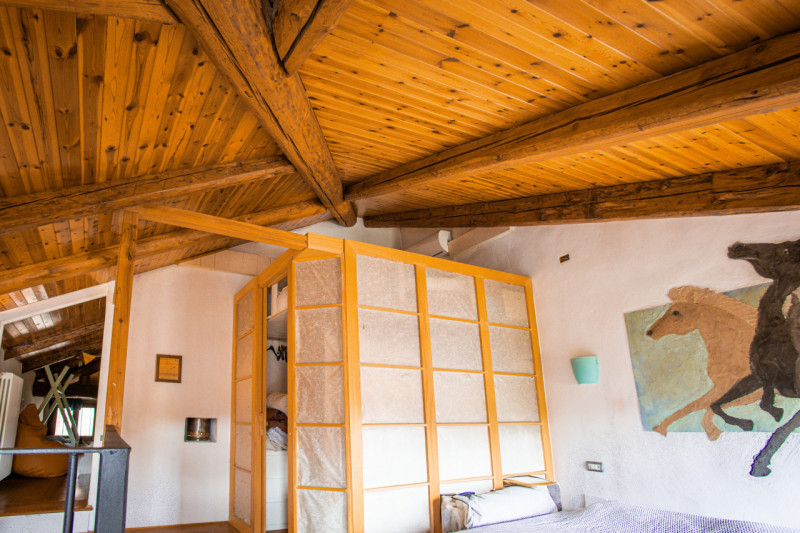 Abitazione articolata su tre livelli (150 mq) con terrazza solarium, giardino interno, negozio, c...