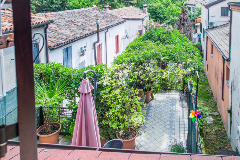Abitazione articolata su tre livelli (150 mq) con terrazza solarium, giardino interno, negozio, c...