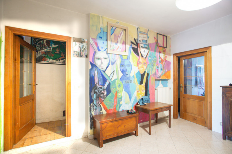 Abitazione articolata su tre livelli (150 mq) con terrazza solarium, giardino interno, negozio, c...