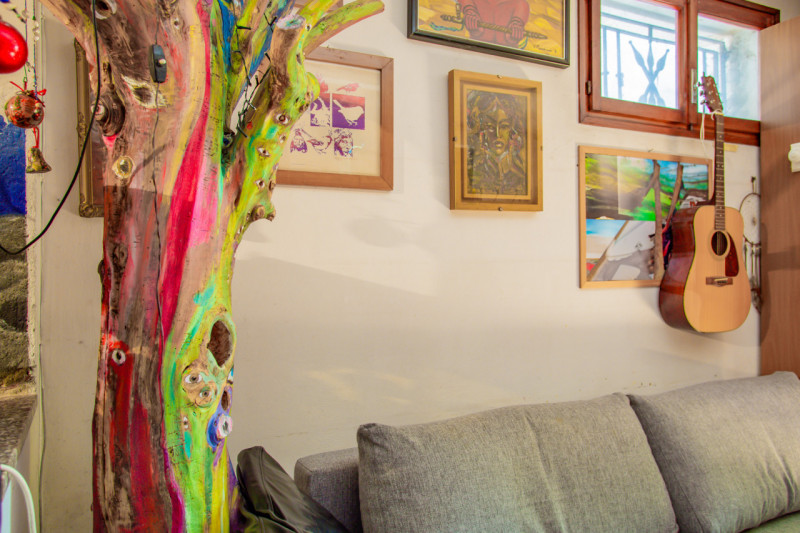 Abitazione articolata su tre livelli (150 mq) con terrazza solarium, giardino interno, negozio, c...