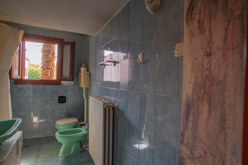 Abitazione articolata su tre livelli (150 mq) con terrazza solarium, giardino interno, negozio, c...