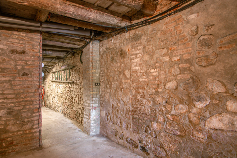 Abitazione articolata su tre livelli (150 mq) con terrazza solarium, giardino interno, negozio, c...