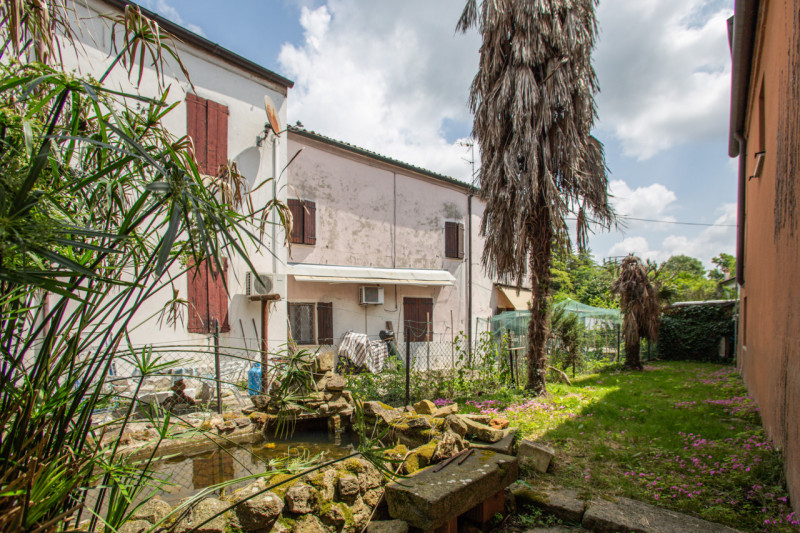Abitazione articolata su tre livelli (150 mq) con terrazza solarium, giardino interno, negozio, c...