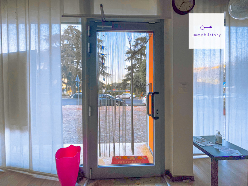 Ho il piacere di proporvi un negozio di 75mq, davvero speciale, situato in una posizione centrale...