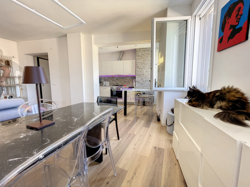 Un Attico di Stile e Semplicità: Questo attico emana classe e sobrietà in ogni angolo. Non è solo...