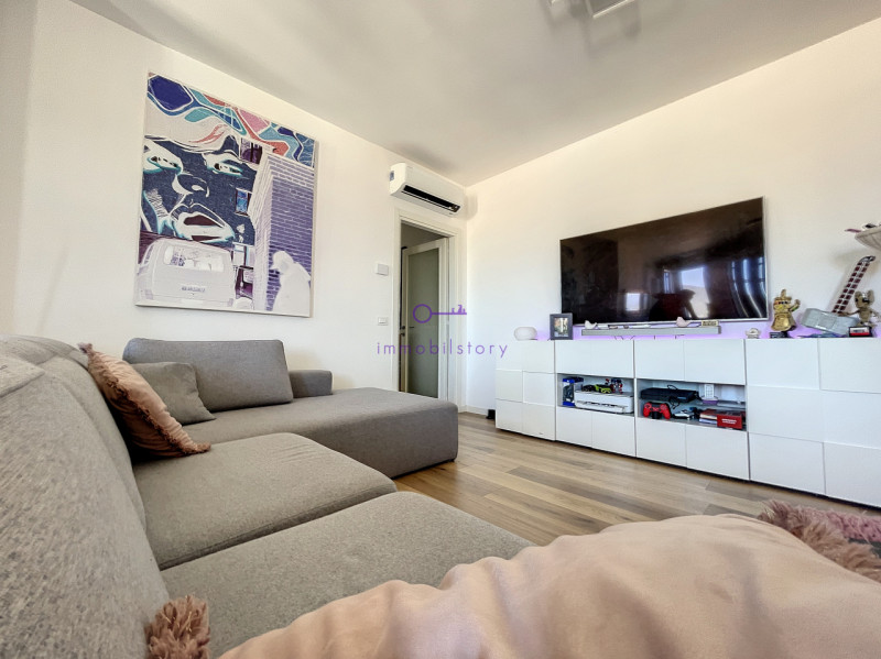 Un Attico di Stile e Semplicità: Questo attico emana classe e sobrietà in ogni angolo. Non è solo...