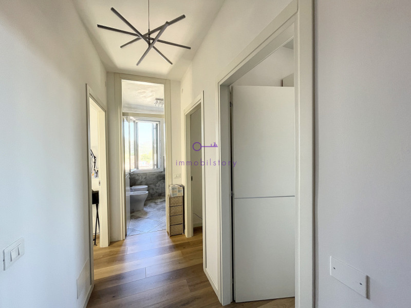 Un Attico di Stile e Semplicità: Questo attico emana classe e sobrietà in ogni angolo. Non è solo...