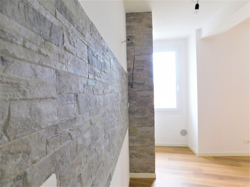 Un Attico di Stile e Semplicità: Questo attico emana classe e sobrietà in ogni angolo. Non è solo...