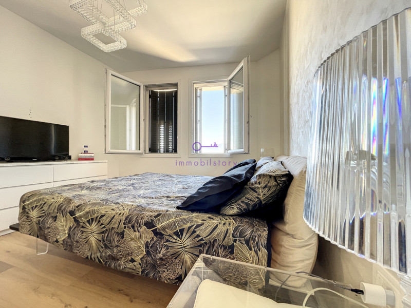 Un Attico di Stile e Semplicità: Questo attico emana classe e sobrietà in ogni angolo. Non è solo...