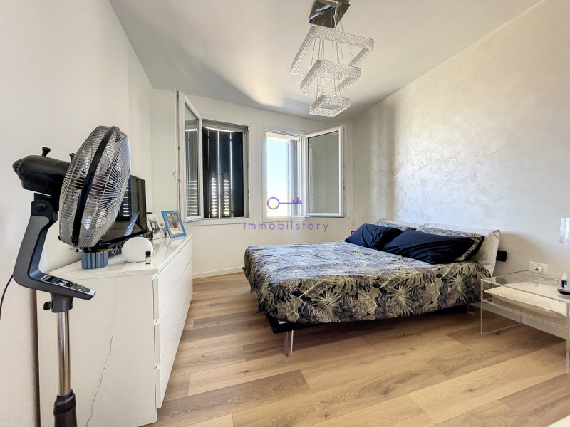 Un Attico di Stile e Semplicità: Questo attico emana classe e sobrietà in ogni angolo. Non è solo...