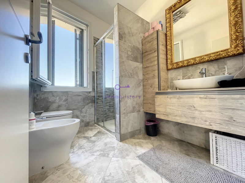 Un Attico di Stile e Semplicità: Questo attico emana classe e sobrietà in ogni angolo. Non è solo...