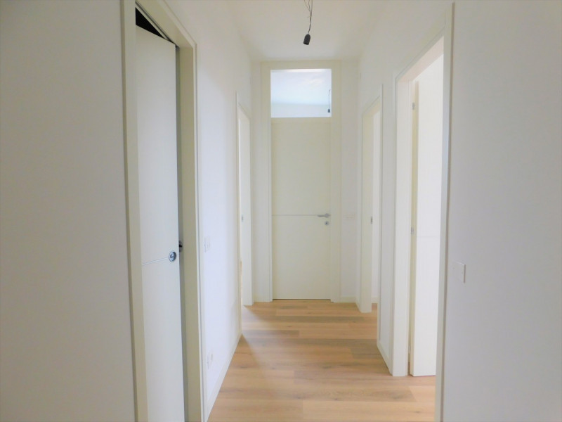 Un Attico di Stile e Semplicità: Questo attico emana classe e sobrietà in ogni angolo. Non è solo...