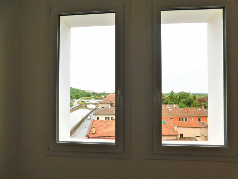 Un Attico di Stile e Semplicità: Questo attico emana classe e sobrietà in ogni angolo. Non è solo...