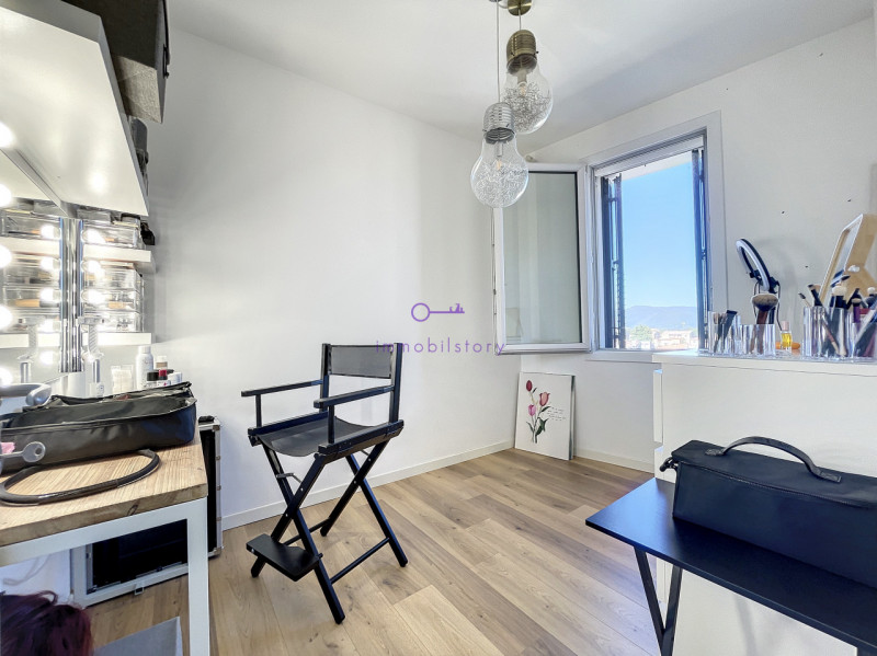 Un Attico di Stile e Semplicità: Questo attico emana classe e sobrietà in ogni angolo. Non è solo...