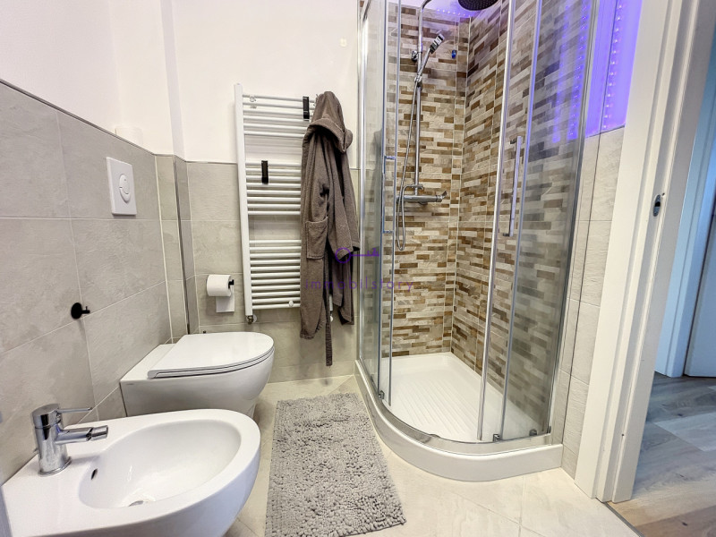 Un Attico di Stile e Semplicità: Questo attico emana classe e sobrietà in ogni angolo. Non è solo...