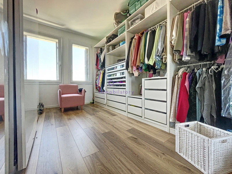 Un Attico di Stile e Semplicità: Questo attico emana classe e sobrietà in ogni angolo. Non è solo...