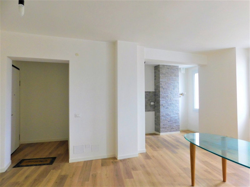 Un Attico di Stile e Semplicità: Questo attico emana classe e sobrietà in ogni angolo. Non è solo...