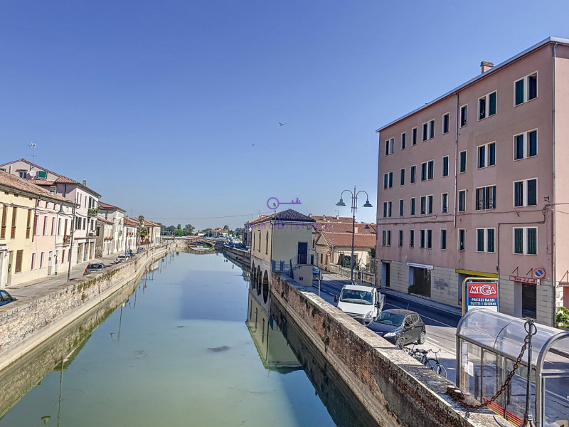 Un Attico di Stile e Semplicità: Questo attico emana classe e sobrietà in ogni angolo. Non è solo...