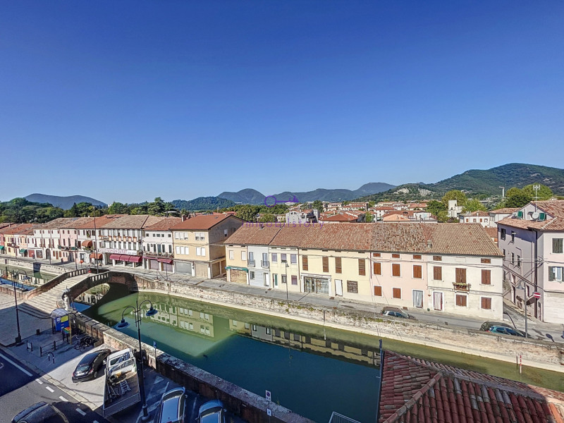 Un Attico di Stile e Semplicità: Questo attico emana classe e sobrietà in ogni angolo. Non è solo...