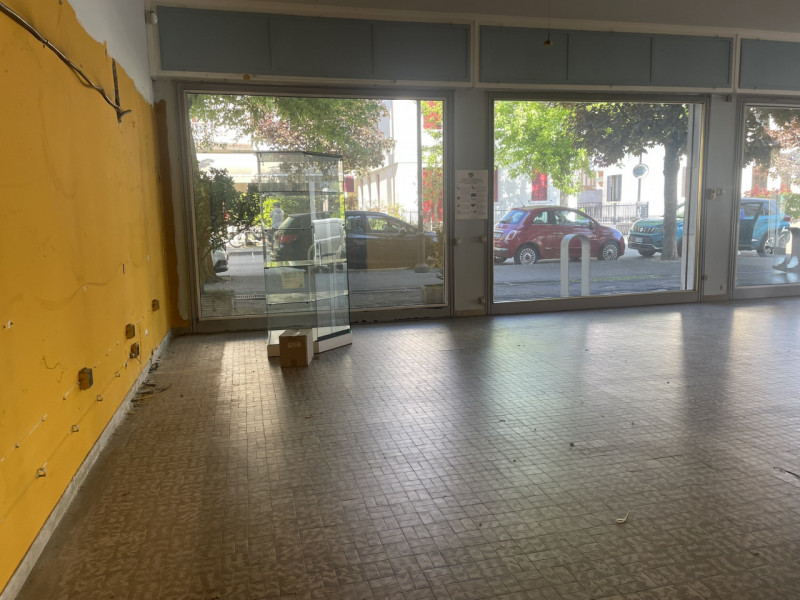 Qui non hai solo un negozio. Hai una posizione che lavora per te.
Affacciato sulla via principale...