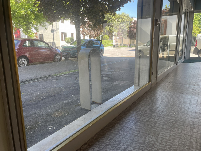 Qui non hai solo un negozio. Hai una posizione che lavora per te.
Affacciato sulla via principale...