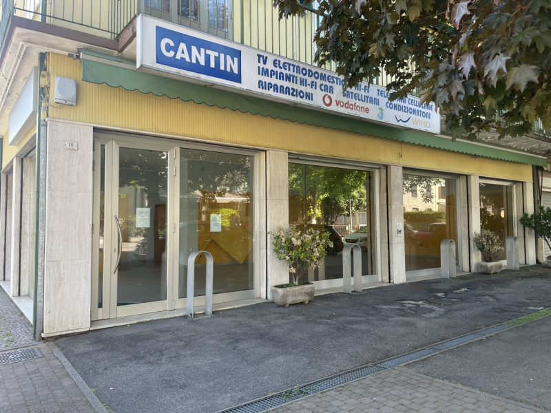 Qui non hai solo un negozio. Hai una posizione che lavora per te.
Affacciato sulla via principale...