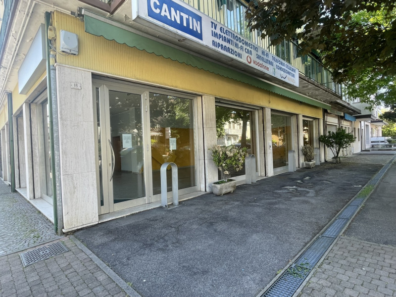 Qui non hai solo un negozio. Hai una posizione che lavora per te.
Affacciato sulla via principale...