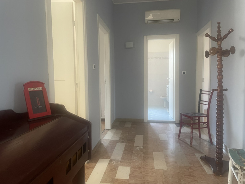 Proponiamo in affitto appartamento arredato situato al secondo e ultimo piano, in posizione centr...