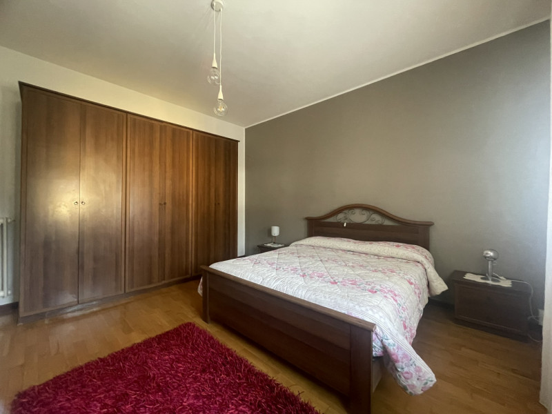 Proponiamo in affitto appartamento arredato situato al secondo e ultimo piano, in posizione centr...