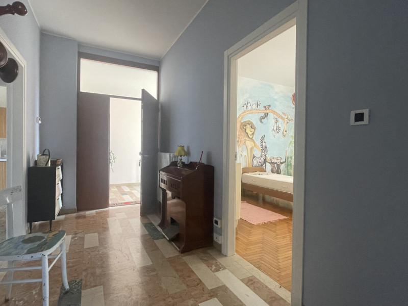 Proponiamo in affitto appartamento arredato situato al secondo e ultimo piano, in posizione centr...