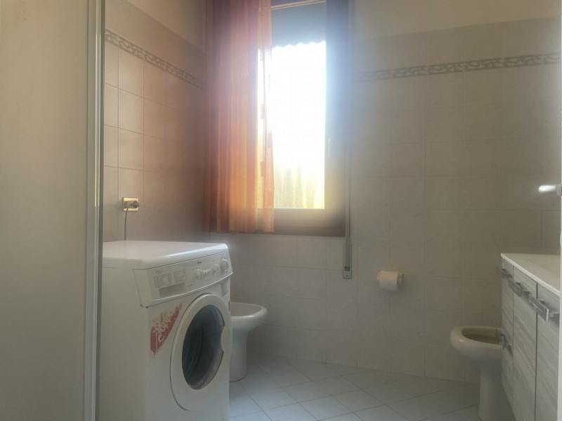 Proponiamo in affitto appartamento arredato situato al secondo e ultimo piano, in posizione centr...