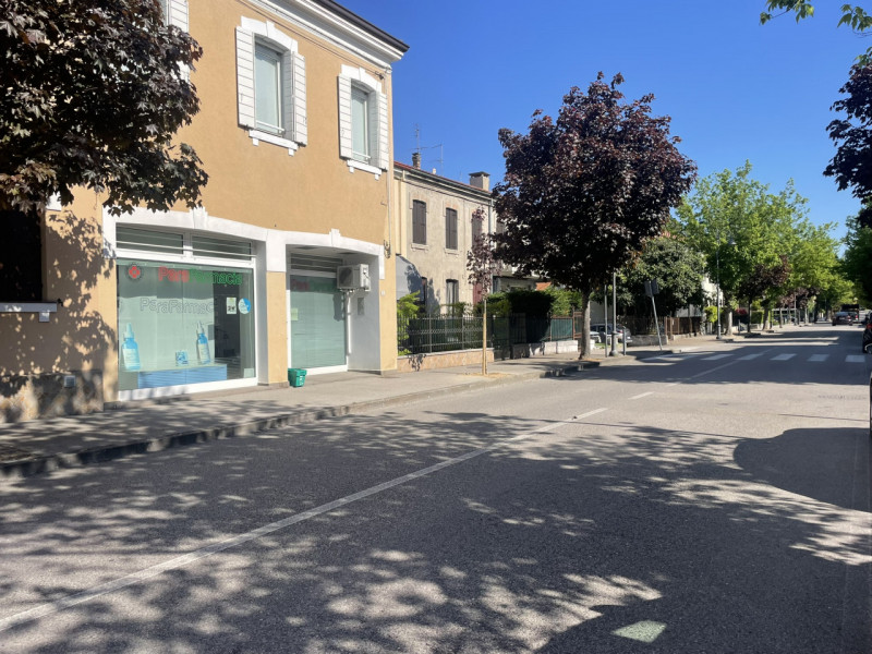 In centro a Battaglia Terme, su via Roma, proponiamo in locazione negozio completamente ristruttu...