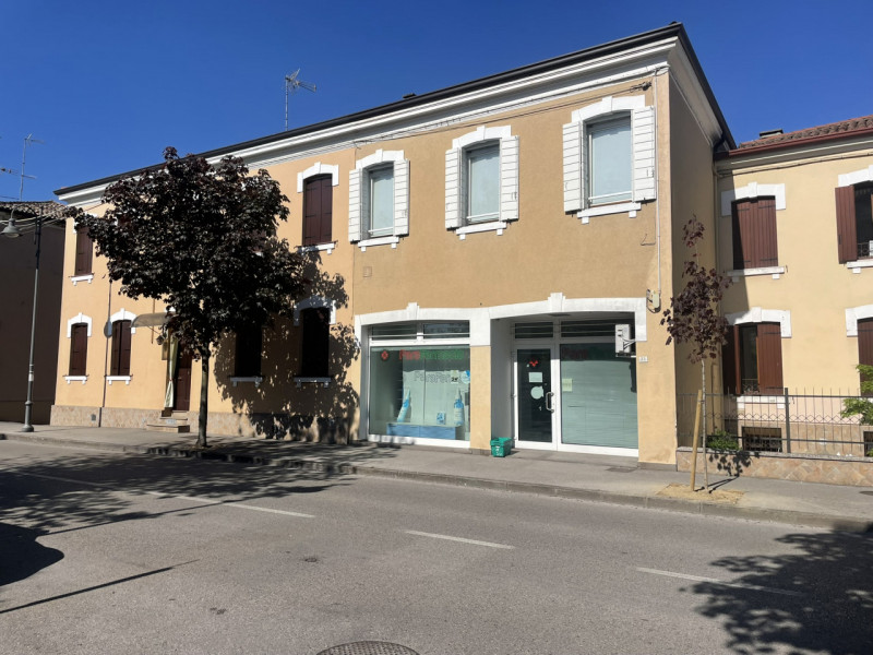 In centro a Battaglia Terme, su via Roma, proponiamo in locazione negozio completamente ristruttu...