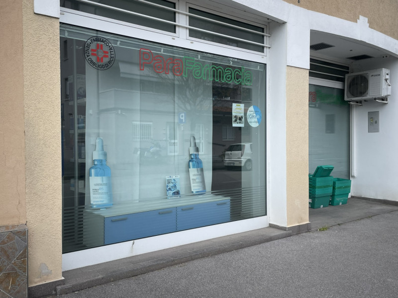 In centro a Battaglia Terme, su via Roma, proponiamo in locazione negozio completamente ristruttu...