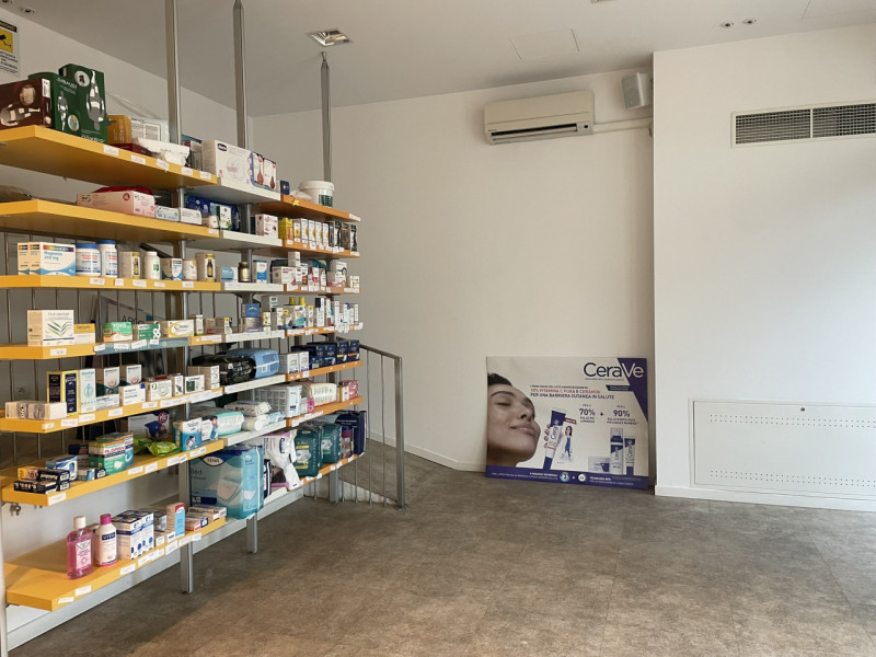 In centro a Battaglia Terme, su via Roma, proponiamo in locazione negozio completamente ristruttu...