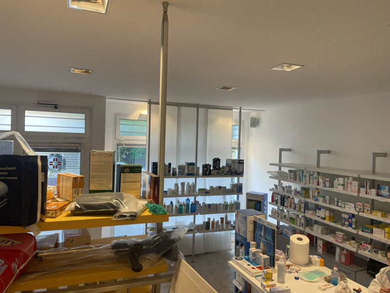 In centro a Battaglia Terme, su via Roma, proponiamo in locazione negozio completamente ristruttu...