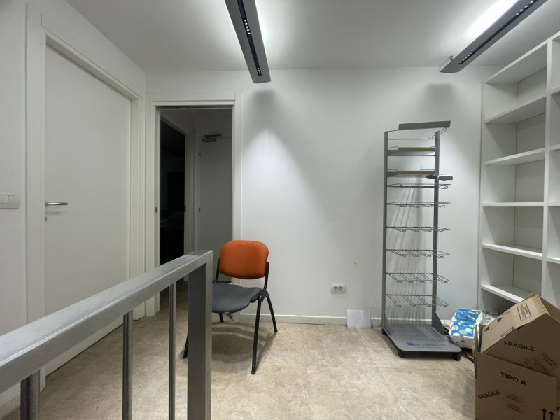 In centro a Battaglia Terme, su via Roma, proponiamo in locazione negozio completamente ristruttu...