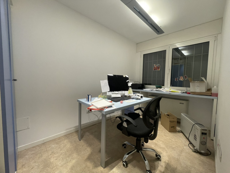 In centro a Battaglia Terme, su via Roma, proponiamo in locazione negozio completamente ristruttu...