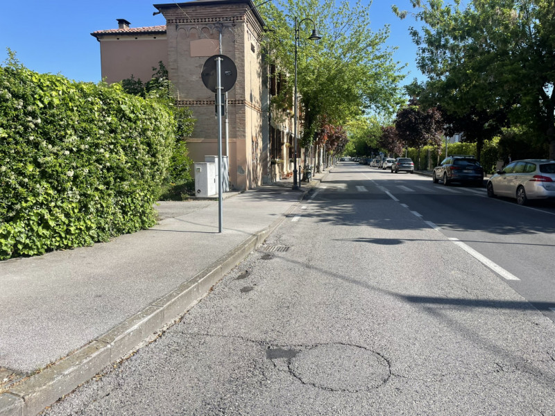 In centro a Battaglia Terme, su via Roma, proponiamo in locazione negozio completamente ristruttu...