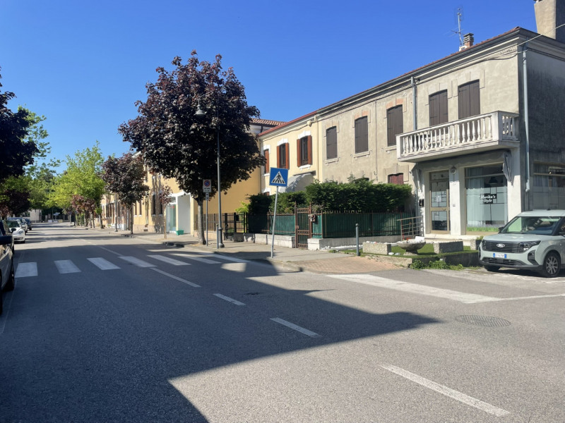 In centro a Battaglia Terme, su via Roma, proponiamo in locazione negozio completamente ristruttu...